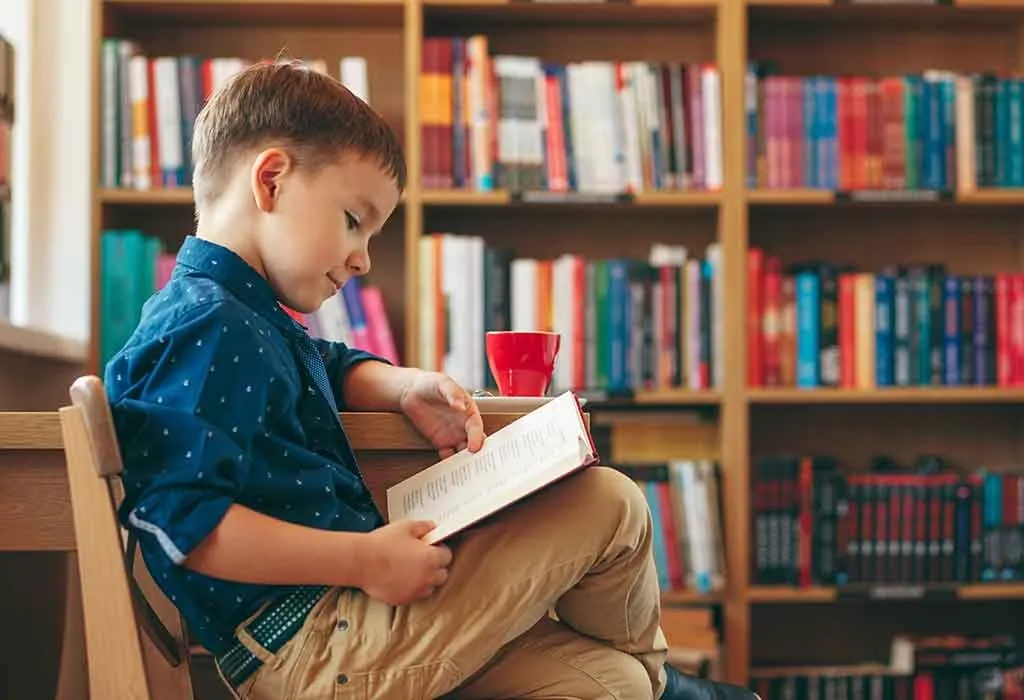 bambino che legge un libro