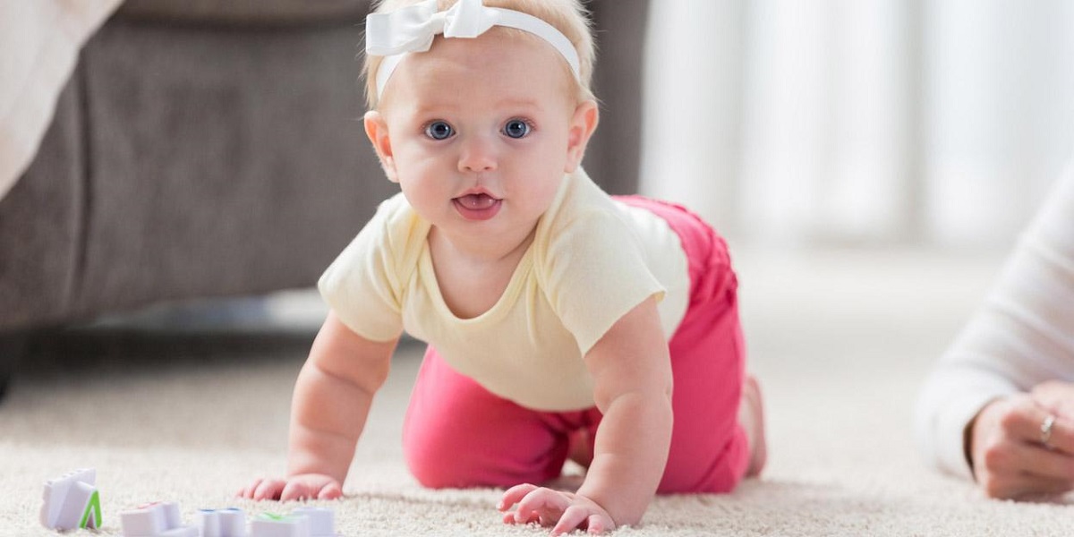 sviluppo motorio del bambino bambina che gattona
