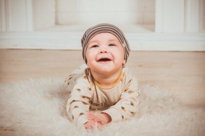 come favorire lo sviluppo motorio del bambino nei primi mesi