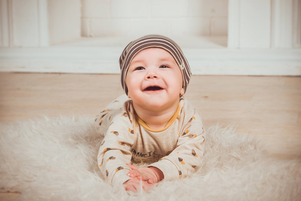 come favorire lo sviluppo motorio del bambino nei primi mesi