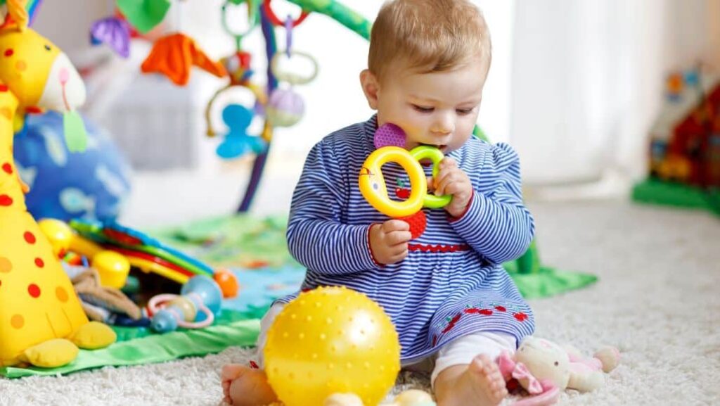 bambino piccolo gioca all'asilo nido