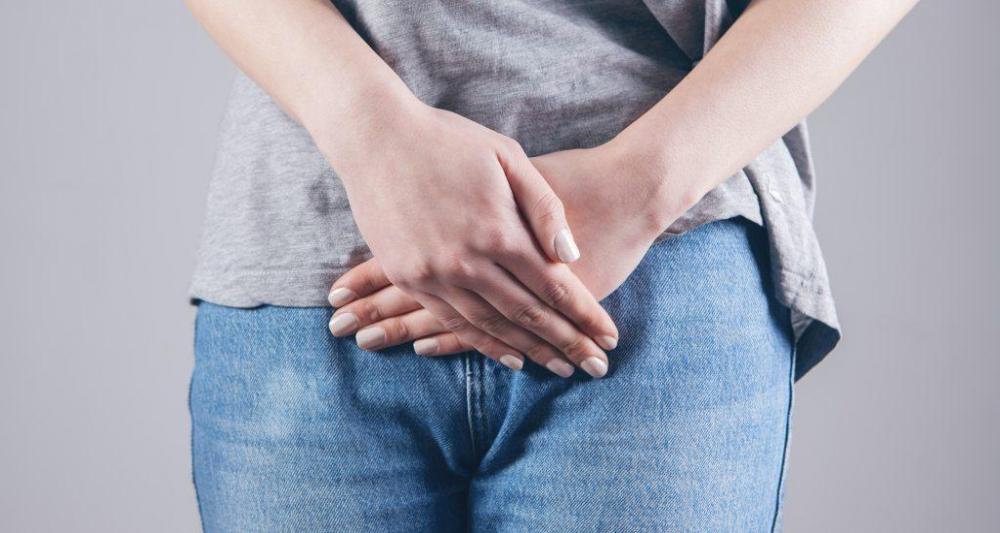 donna soffre sintomi di candida: prurito e perdite bianche tipo ricotta