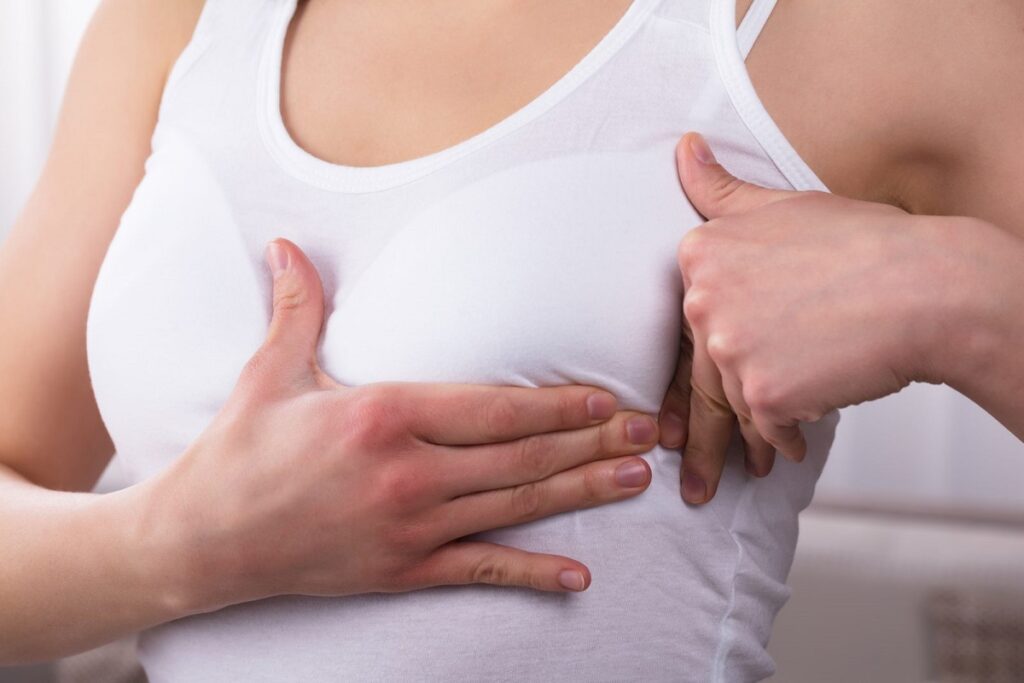 donna con dolore al seno, una conseguenza dell'ingorgo mammario