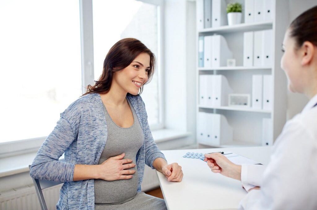 donna incinta ottiene indicazioni da un medico sull'uso di antibiotico in gravidanza