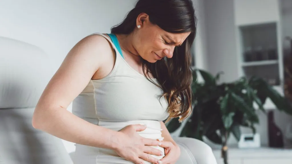 donna incinta sperimenta mal di pancia in gravidanza