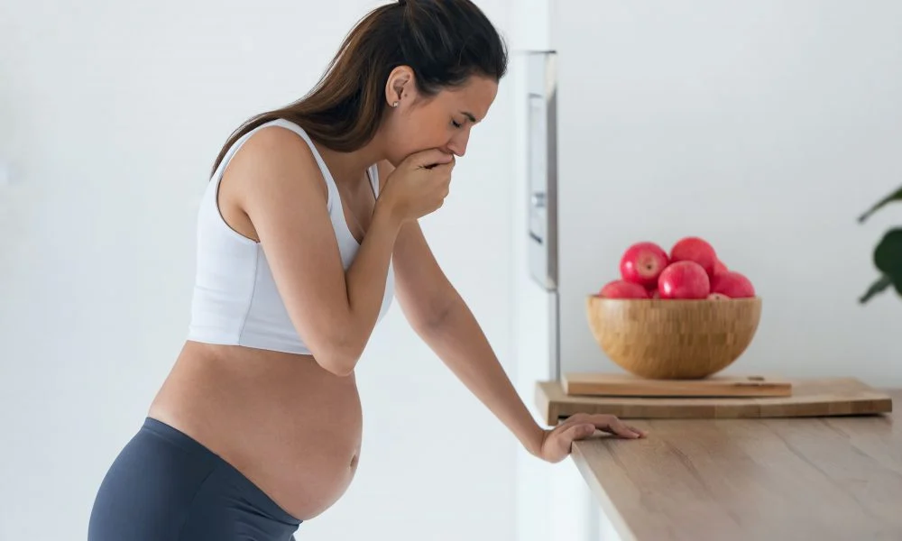 donna incinta con nausea da gravidanza