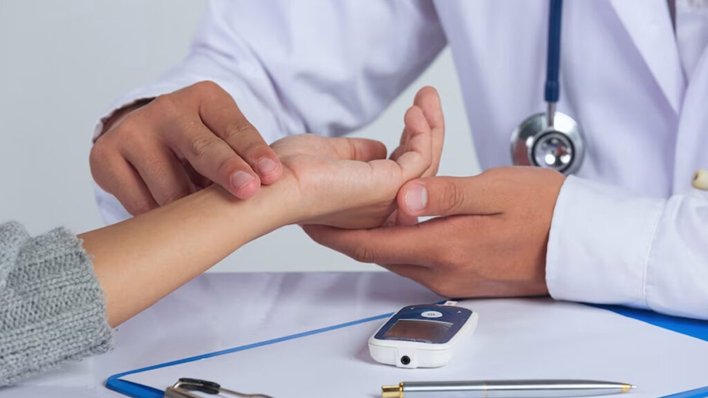 medico controlla il polso di una donna che soffre di tachicardia in gravidanza