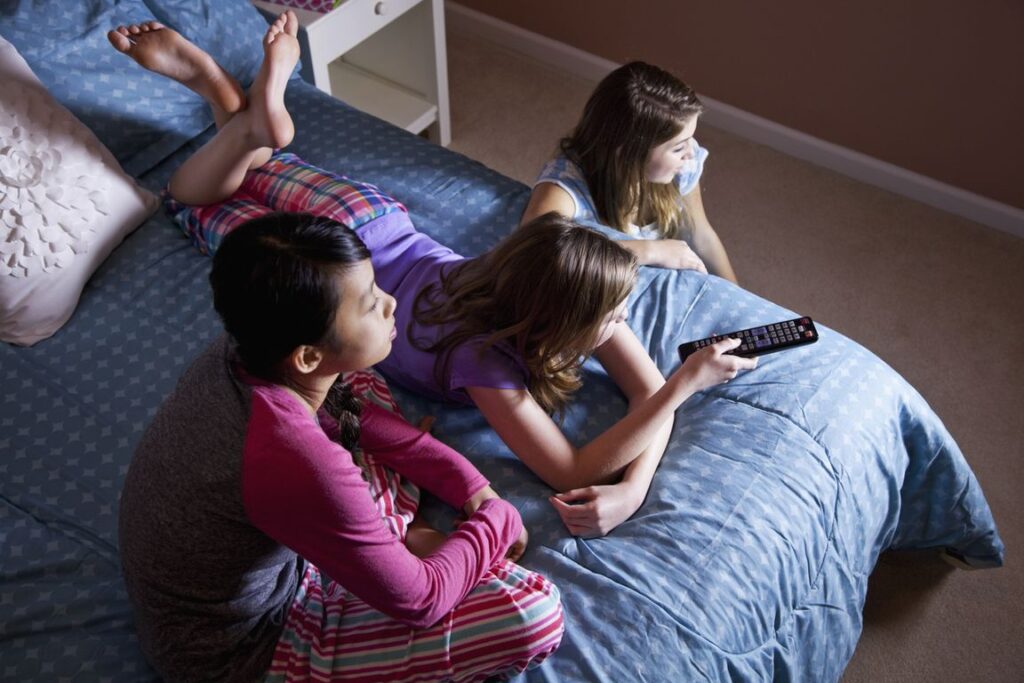 bambini guardano la tv insieme