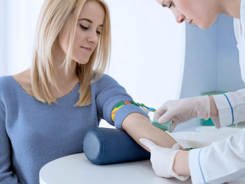 donna effettua prelievo per misurare i valori beta hcg nella seconda settimana di concepimento