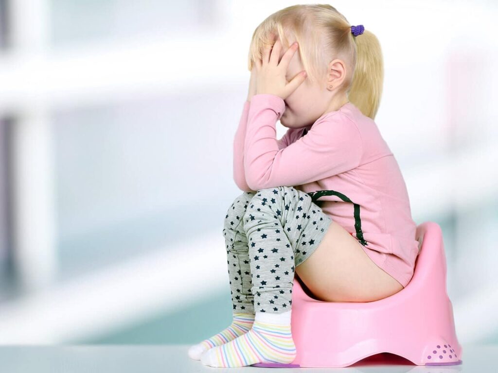 bambina con ossiuri nelle feci è sul vasino