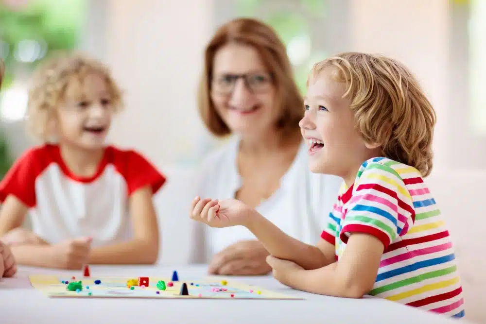 bambino con autismo lieve interagisce con la maestra e i compagni di scuola