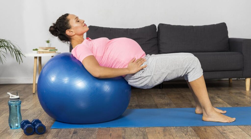 attività fisica in gravidanza, donna fa pilates