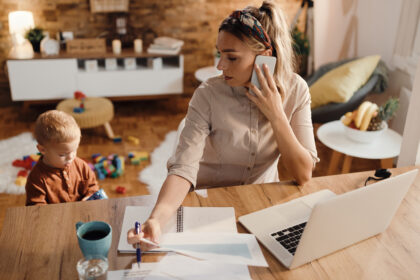 lavorare da casa con i figli piccoli, mamma a casa lavora vicino al figlio