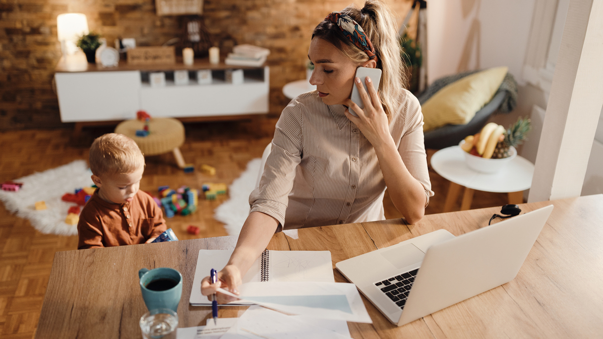 lavorare da casa con i figli piccoli, mamma a casa lavora vicino al figlio