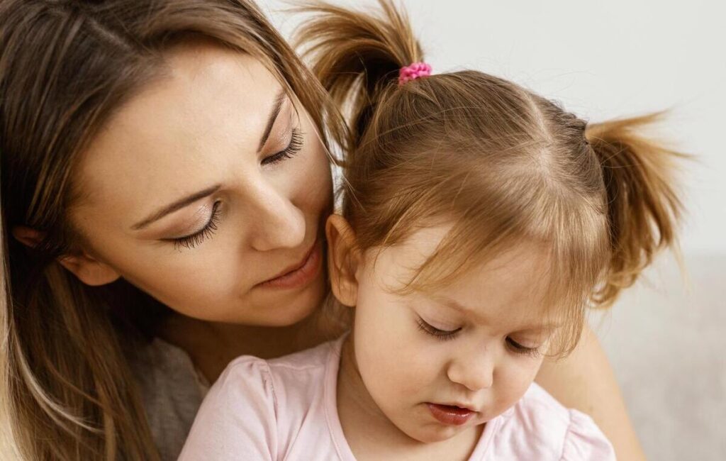emozioni dei bambini, mamma abbraccia figlia