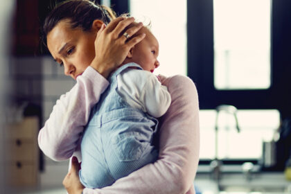 emozioni dei bambini, mamma abbraccia figlio