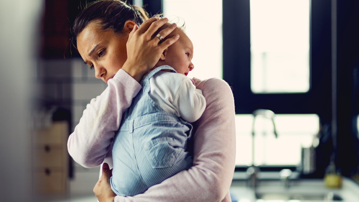 emozioni dei bambini, mamma abbraccia figlio