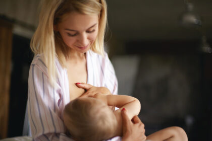allattamento al seno, mamma allatta figlio