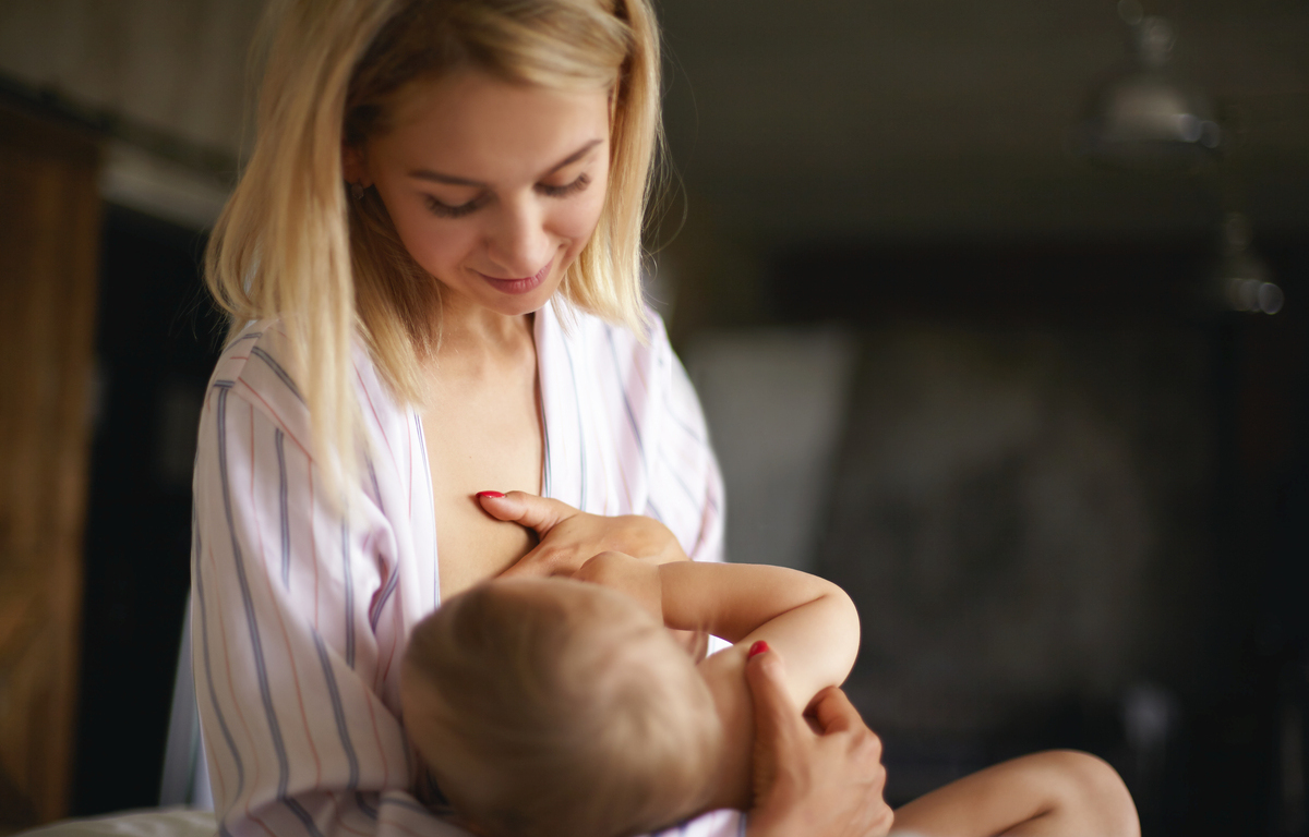 allattamento al seno, mamma allatta figlio