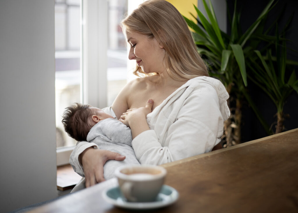 allattamento al seno, mamma allatta figlio 