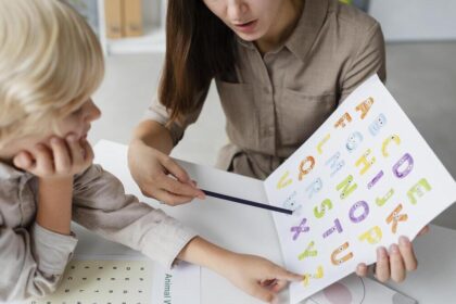 bilinguismo, mamma fa esercizi con figlio