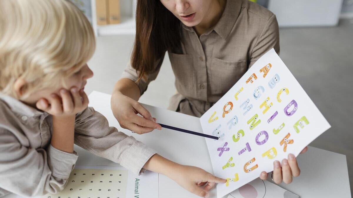 bilinguismo, mamma fa esercizi con figlio