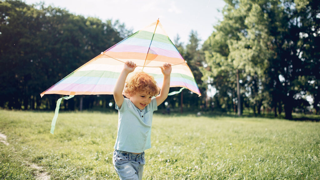 allergie primaverili dei bambini, bimbo che gioca