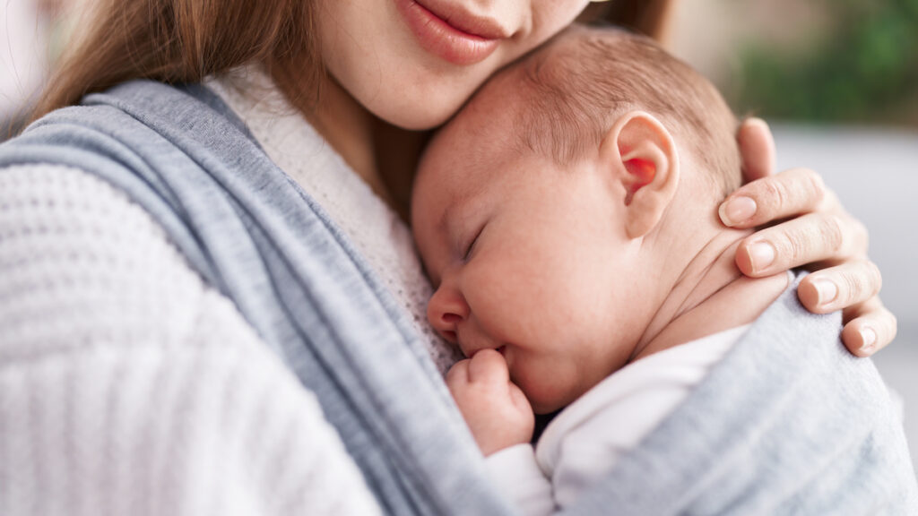 babywearing, mamma coccola il bambino