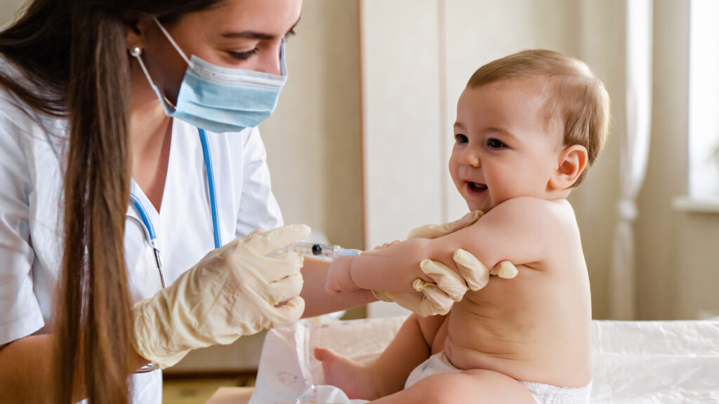 pneumococco, bambino si fa il vaccino