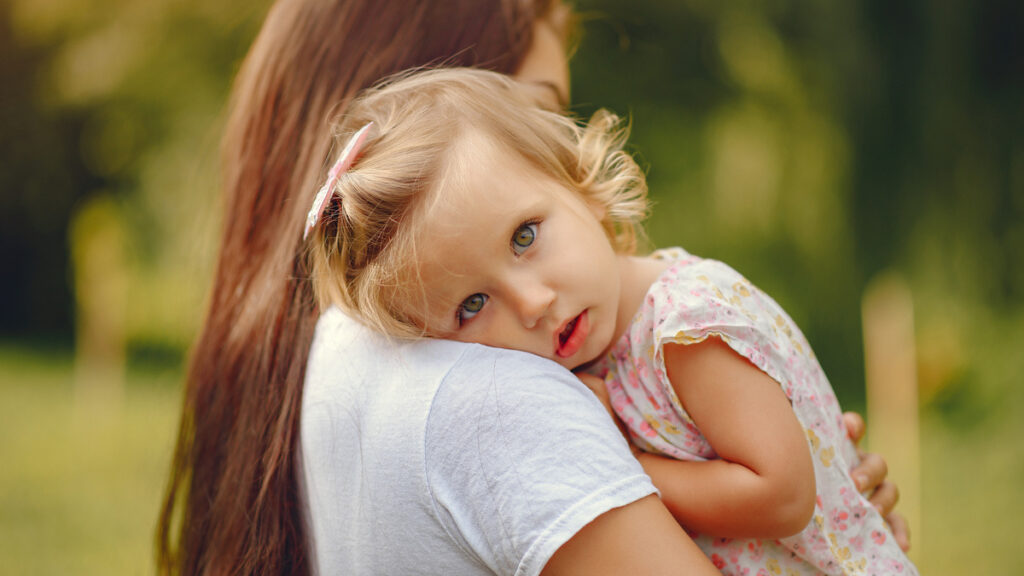 attacchi di panico nei bambini, bambina in braccio