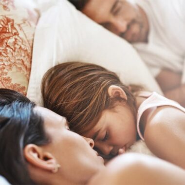Dormire nel lettone con i genitori: sì o no?