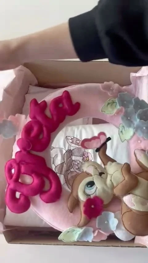 💕Chiudiamo insieme l’ordine per la piccola Greta. Per lei, la sua mamma ha scelto tutto il completo abbinato con la nostra bellissima coniglietta: fiocco nascita, lenzuola, copertina e piumoncino 💕