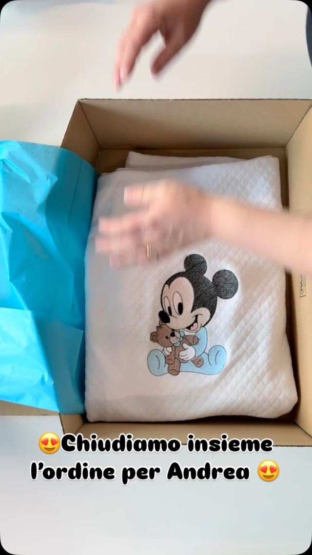 Un ordine speciale sta per partire, creato con amore per il dolcissimo Andrea!
Dentro ci sono coccole e dettagli unici: un coordinato con lenzuola e copertina, un pagliaccetto, una tutina in cotone, una tutina in ciniglia, una bavaglia morbidissima e due fiocchi nascita meravigliosi — uno con Topolino e Simba e uno con tutta la famiglia di Topolino.
Ogni articolo è pensato per accompagnare i suoi primi momenti con tenerezza e magia.
Per qualsiasi info o per creare il tuo ordine da sogno, scrivici su WhatsApp al 349-7803-184 o visita www.babywow.it.
Perché ogni nascita merita di essere accolta con un sorriso, una carezza… e un pizzico di incanto.
