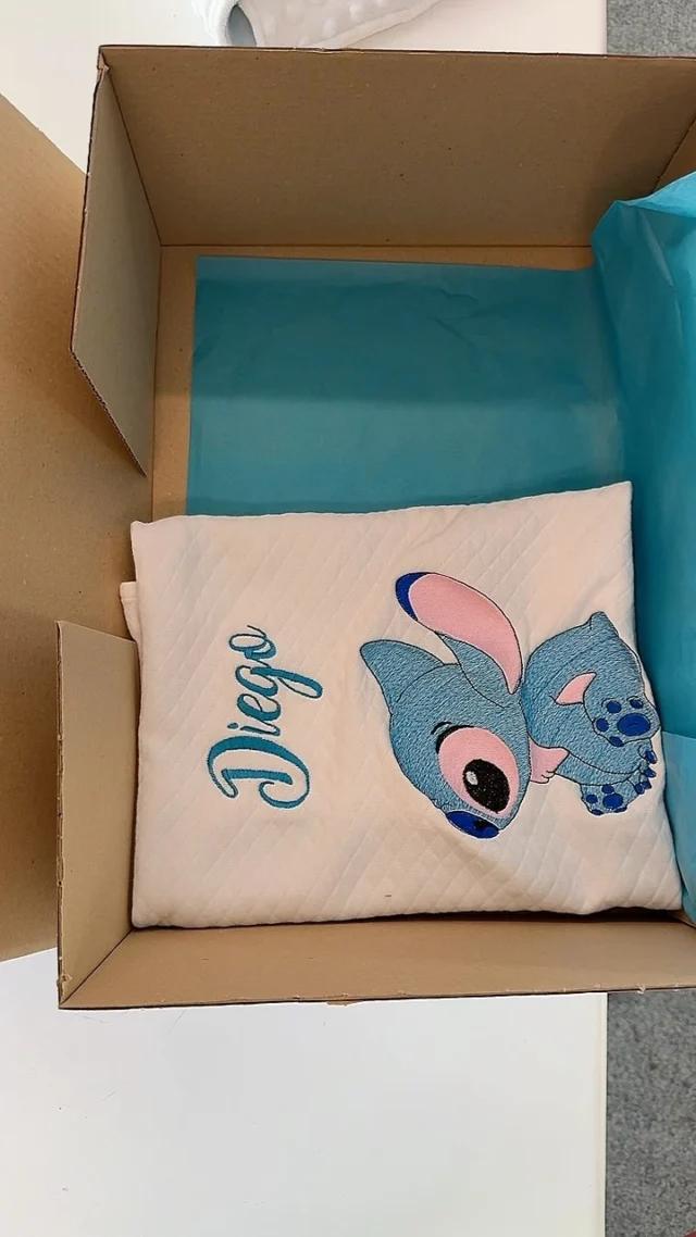 Chiudiamo insieme l’ordine per il dolcissimo Diego!
Con Stitch a fargli compagnia, il suo corredino sarà tenerissimo: copertina, lenzuolini, sacco nanna e pagliaccetto coordinati per coccolarlo fin dal primo giorno!
Per qualsiasi cosa scriveteci su WhatsApp al 3497803184 o visitate il nostro sito www.babywow.it!
