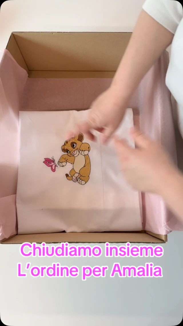 Chiudiamo insieme l’ordine per la dolcissima Amalia!
Nel suo pacco speciale ci saranno:
	•	il coordinato con Simba
	•	il coordinato con Minnie e Pluto
	•	la tutina in ciniglia con Simba e quella con la coniglietta
	•	la tutina in cotone con Minnie
	•	il pagliaccetto con Ciottolina

Per qualsiasi informazione o per creare anche il tuo ordine personalizzato, scrivici su WhatsApp al 349-7803-184 o visita il nostro sito www.babywow.it!